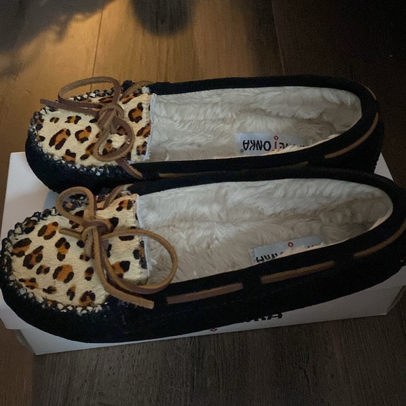 Leopard Black Minnetonka Moccasin Slippers - Size 7 - Picture 2 of 4